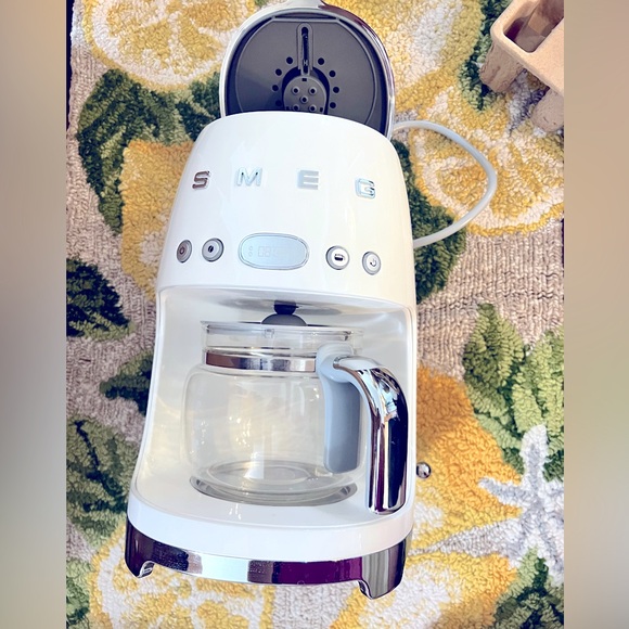 SMEG Drip Coffee Maker, 10-cup - Picture 3 of 16